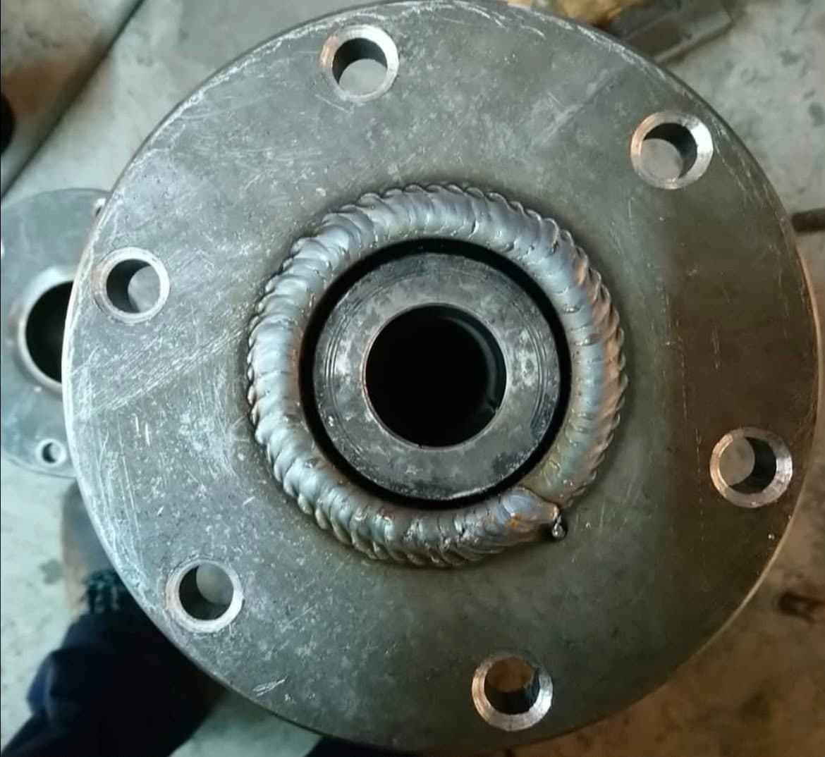 Brida de seis taladros con un cordón de soldadura perimetral alrededor del tubo