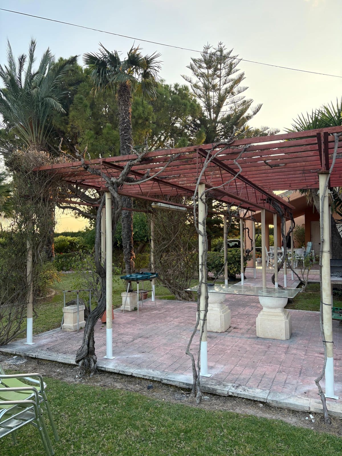 Pérgola de fachada con los pilares metálicos restaurados