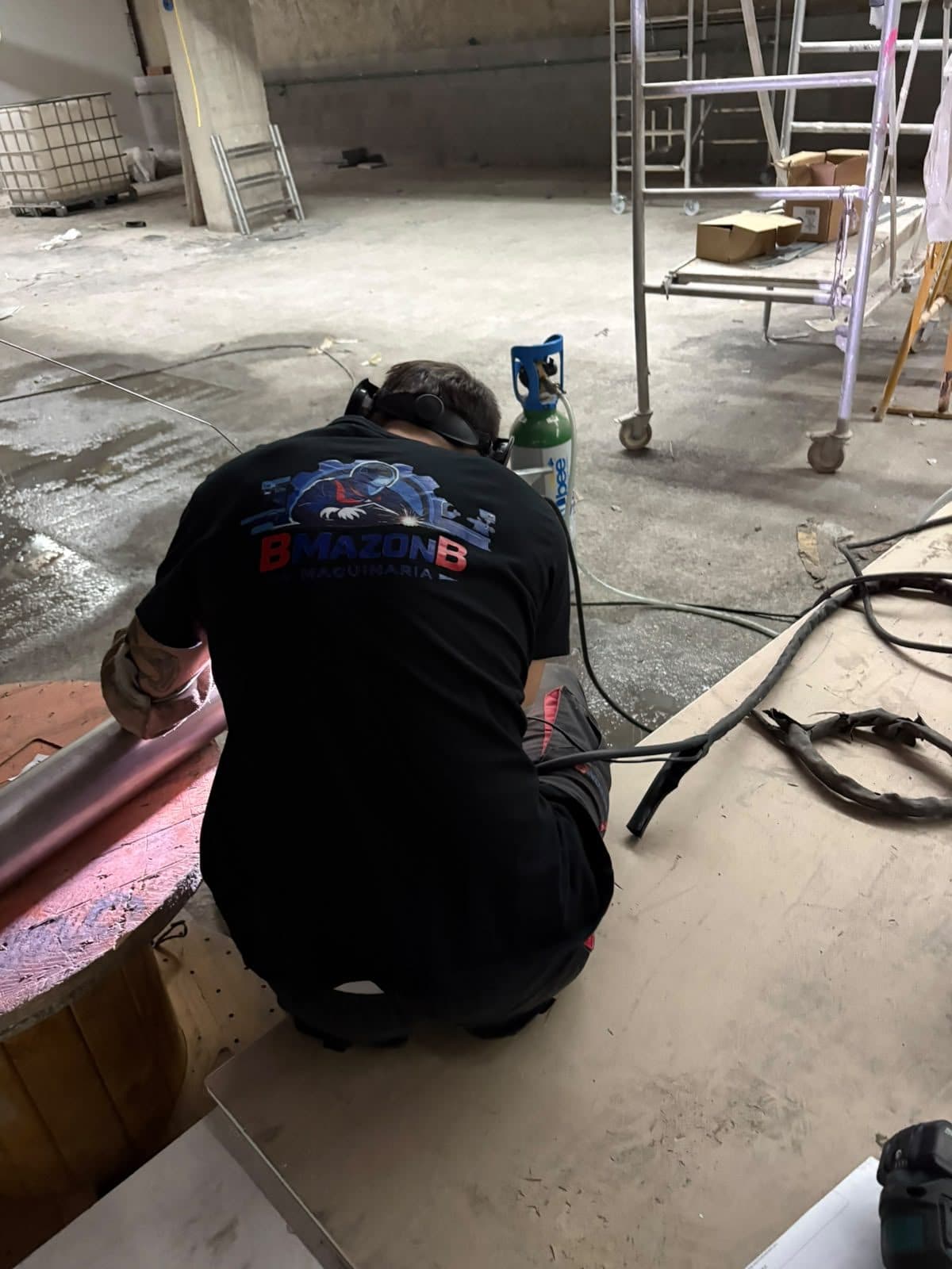 Soldador de BMAZONB trabajando en una obra con la tubería de inox