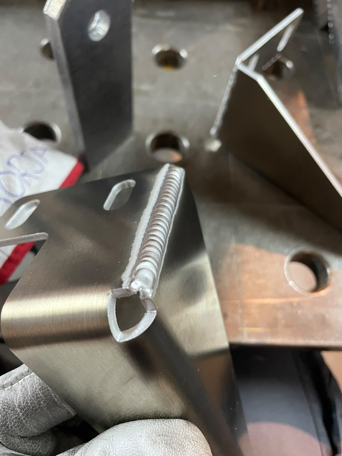 Soporte de chapa plegada con un cordón de soldadura TIG fino y uniforme