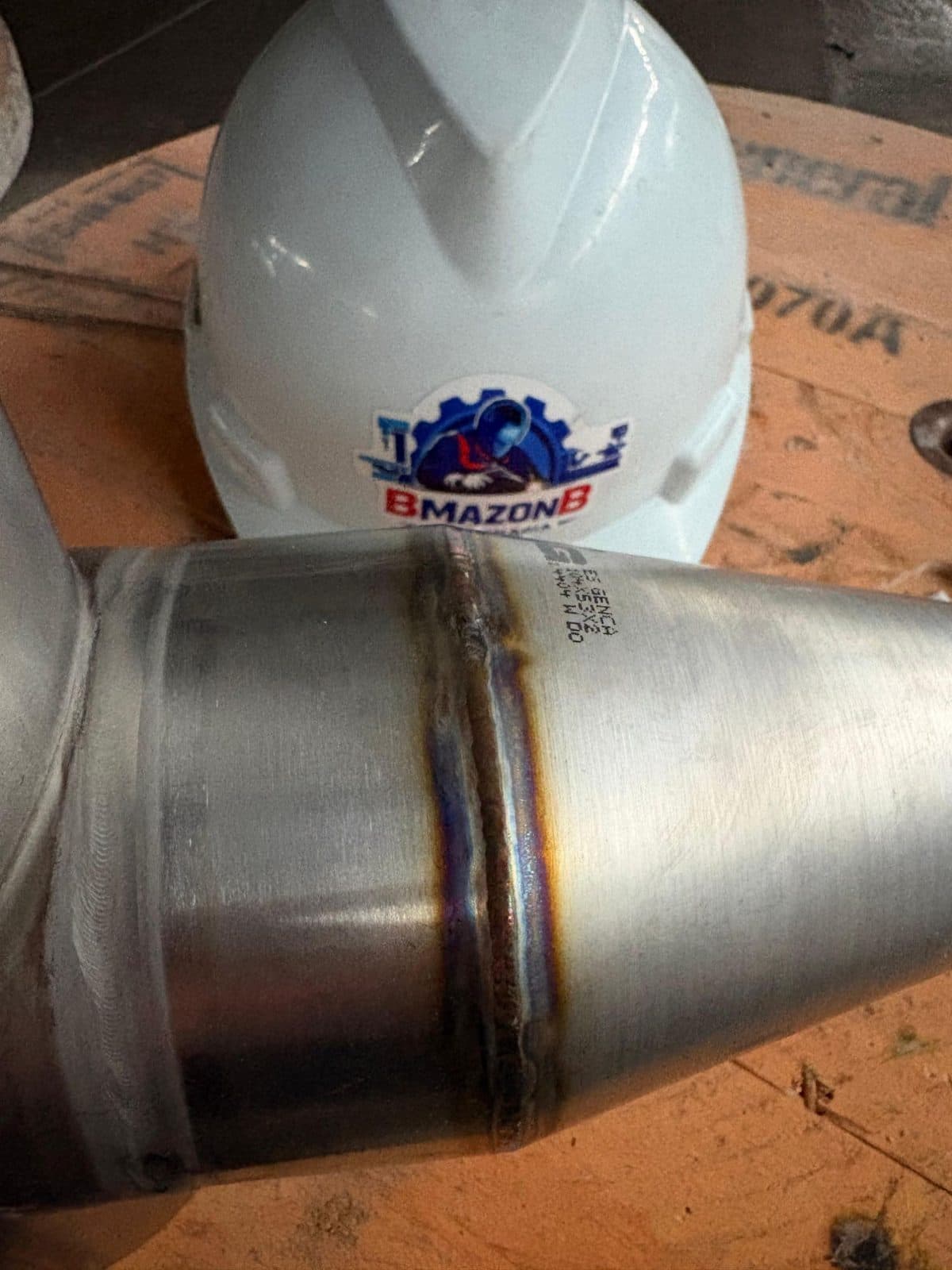 Cordón de soldadura TIG en una derivación de tubo de acero inoxidable