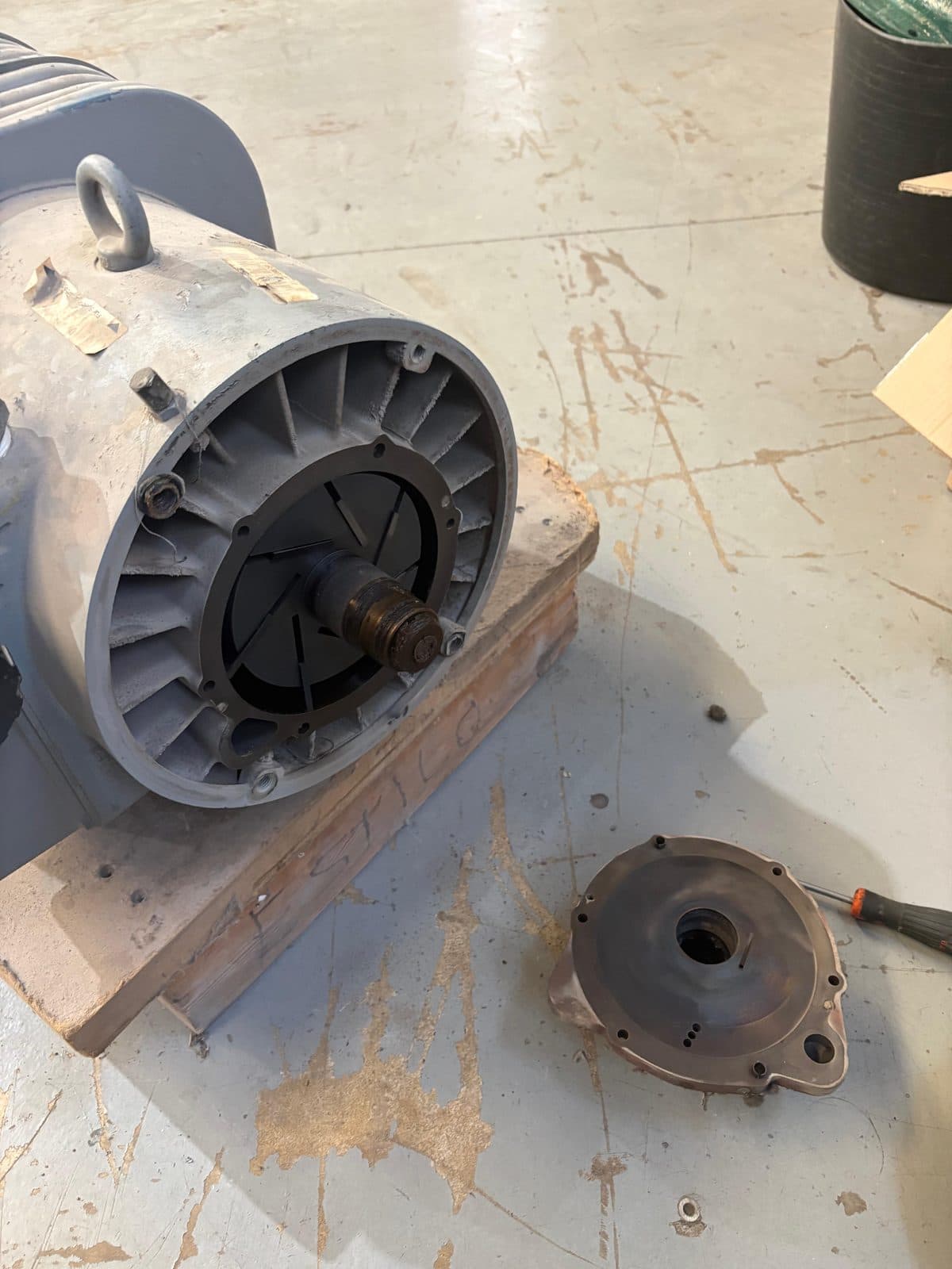 Motor eléctrico desmontado para su revisión y mantenimiento