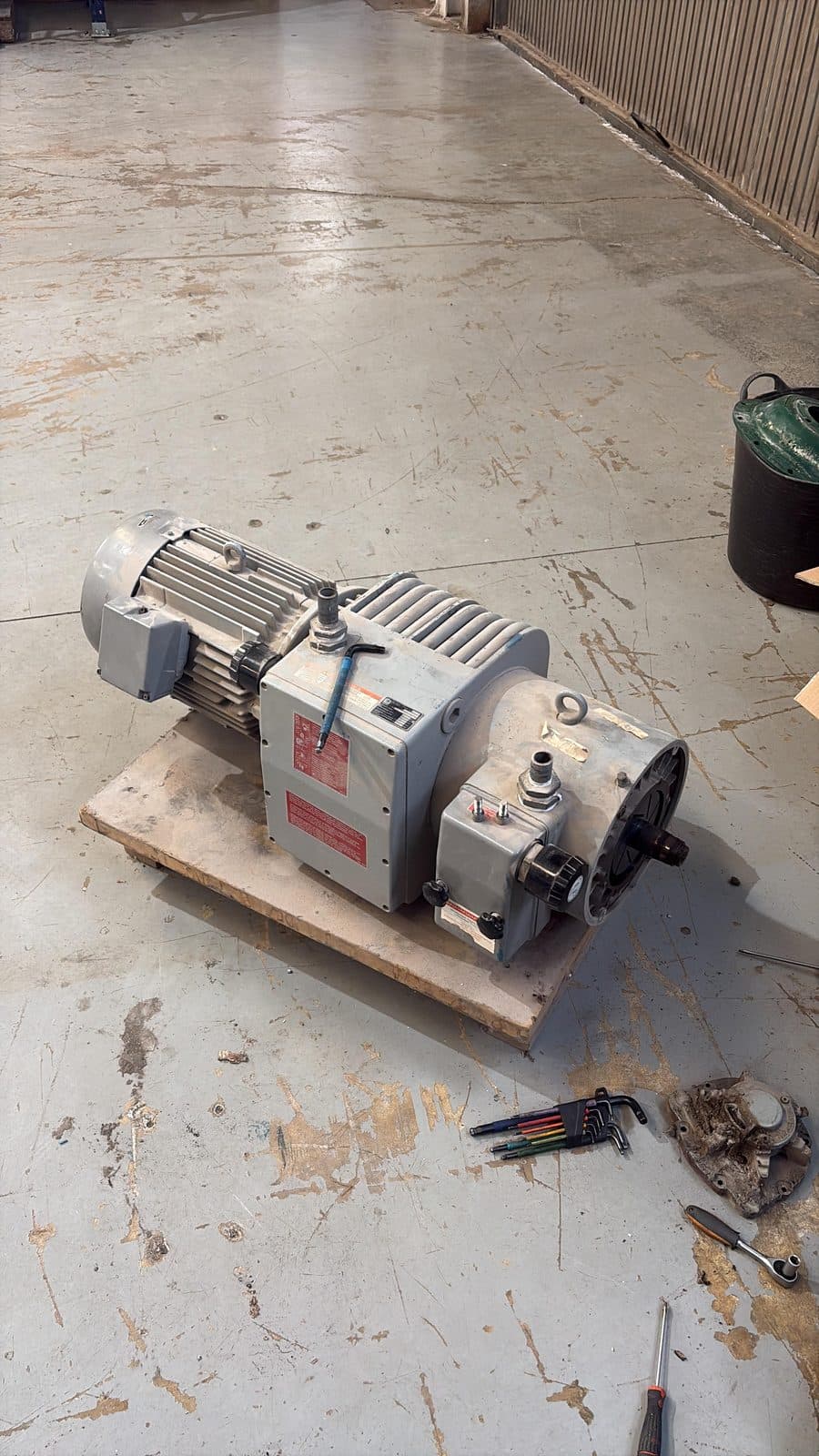 Grupo motor-bomba industrial preparado para su revisión en el taller
