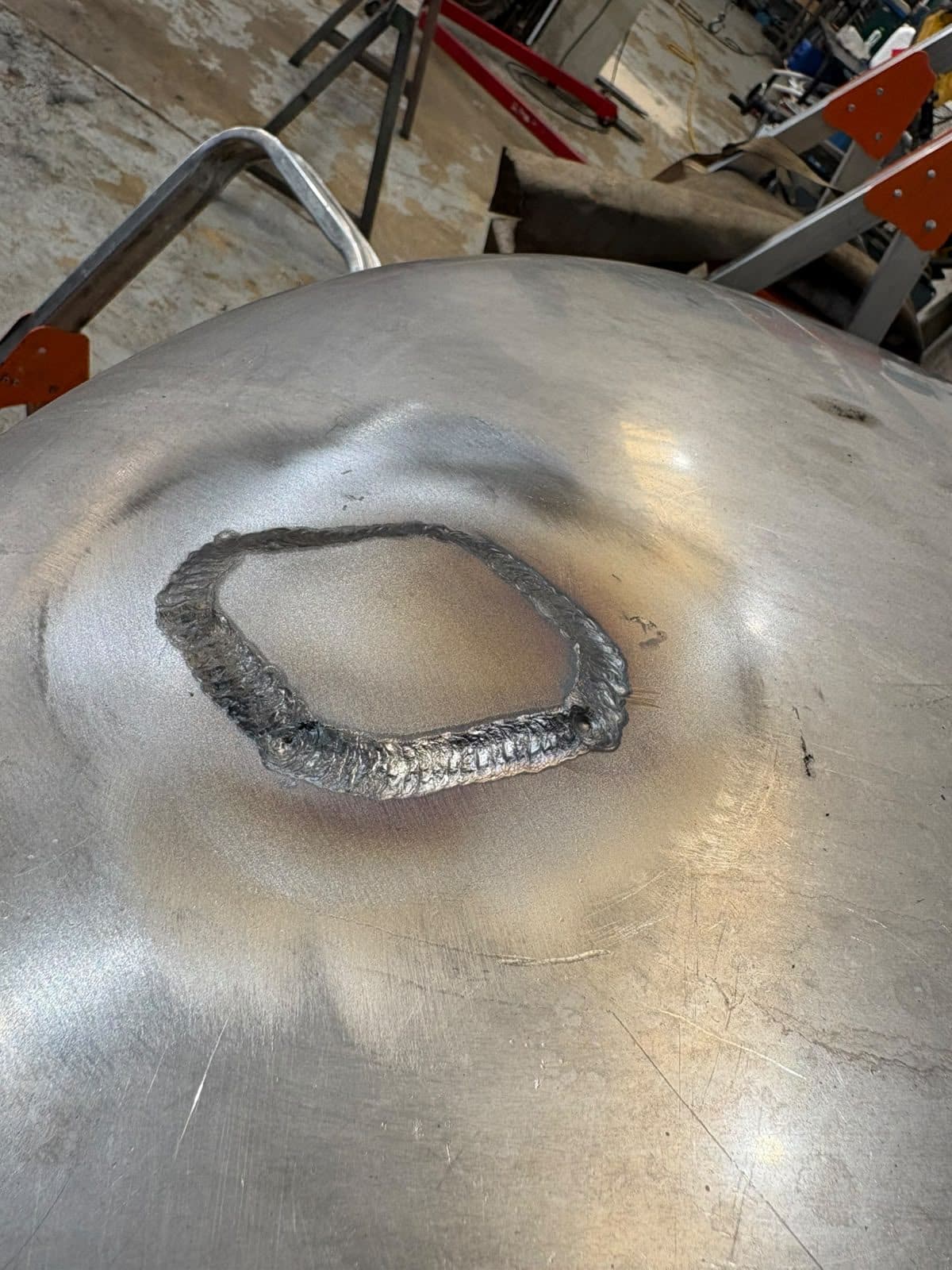 Reparación con soldadura en el fondo de un depósito