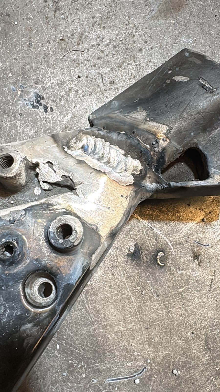 Soporte metálico roto reparado con un cordón de soldadura