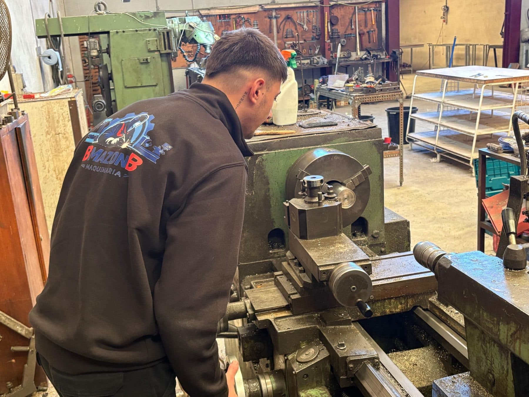 Borja mecanizando una pieza en el torno del taller